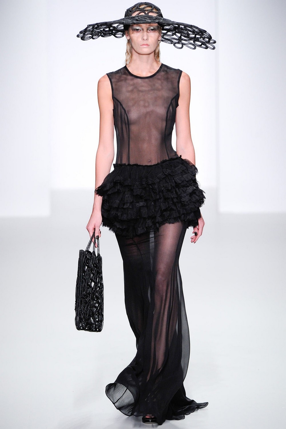 Прозрачный подиум. Rocha John Rocha черное платье. Rochas 2014 подиум. Прозрачная мода. Подиум грудь.