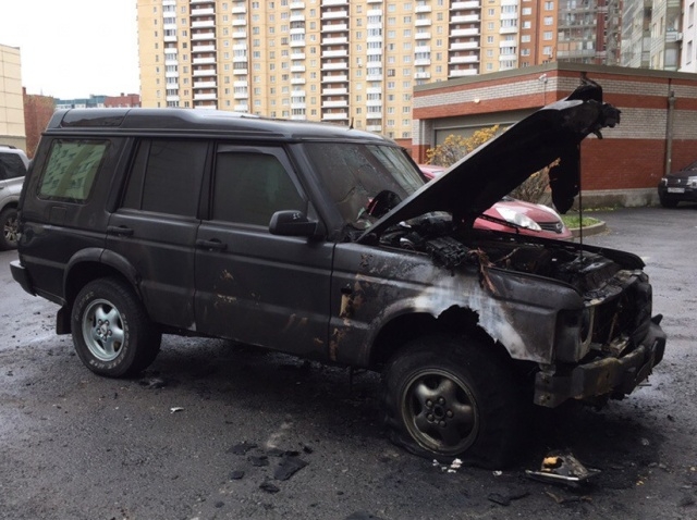В культурной столице подожгли автомобиль за парковку посреди двора