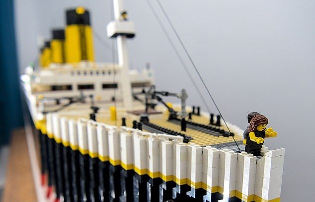    Lego,       2   40 000 