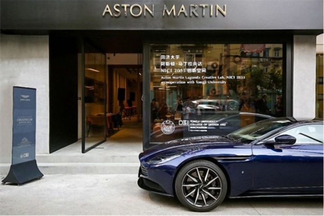  Aston Martin  
