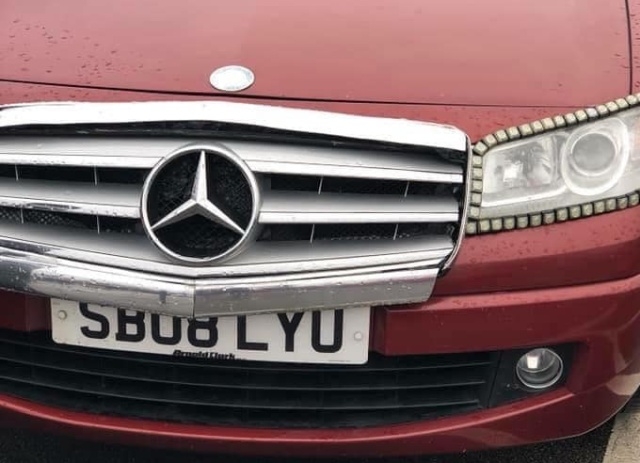 Житель Британии решил выдать свой автомобиль за Mercedes-Benz