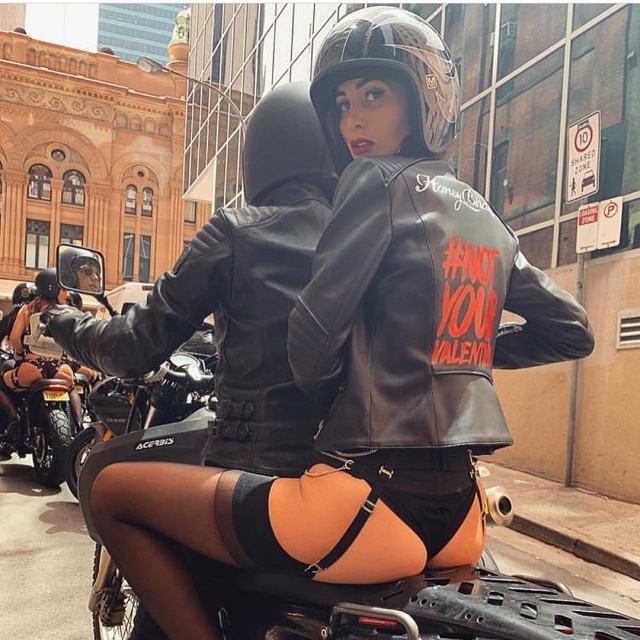 Девушки в откровенных нарядах прокатились по Сиднею на мотоциклах
