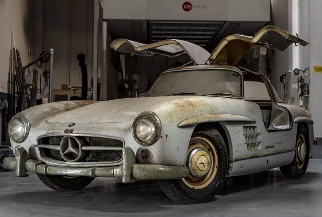  Mercedes-Benz 300SL Gullwing,     60 