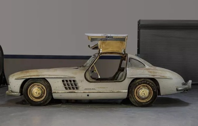  Mercedes-Benz 300SL Gullwing,     60 