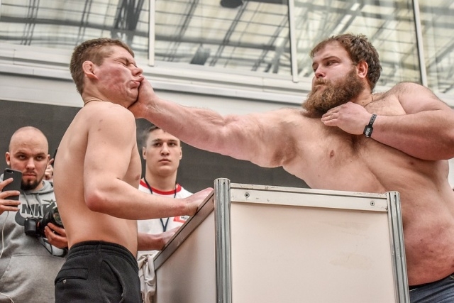 В Красноярске прошел первый чемпионат по мужским пощечинам В Красноярске прошел первый чемпионат по мужским пощечинам