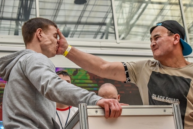 В Красноярске прошел первый чемпионат по мужским пощечинам В Красноярске прошел первый чемпионат по мужским пощечинам