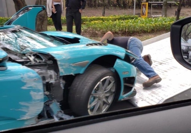 В Мексике разбили уникальный суперкар Koenigsegg CCXR бирюзового цвета