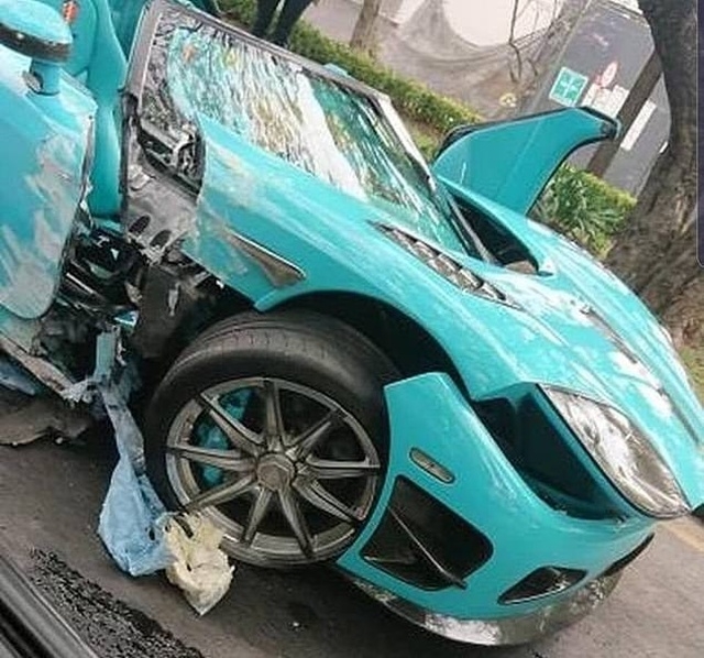 В Мексике разбили уникальный суперкар Koenigsegg CCXR бирюзового цвета