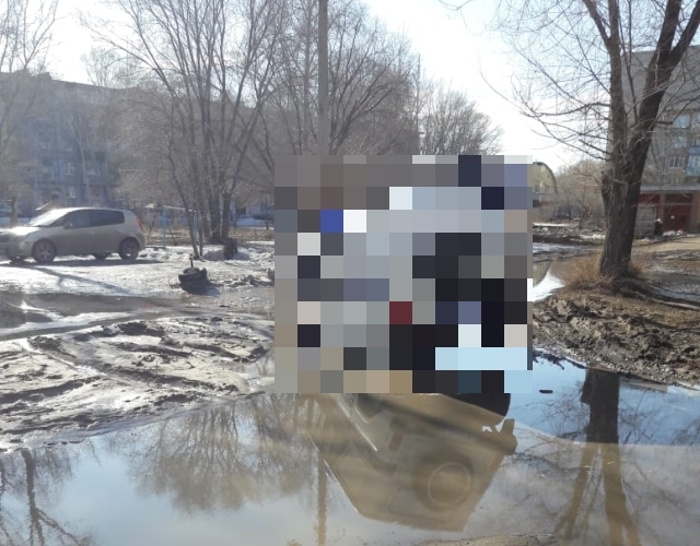 В Рубцовске полицейский УАЗ застрял в глубокой яме