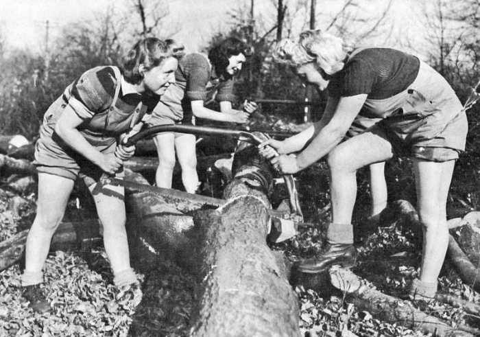 Женщины-дровосеки, валившие лес и вкалывающие на лесопильных заводах во время Второй мировой войны
