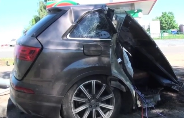 В Москве внедорожник Audi разорвало на две части, но водитель уцелел