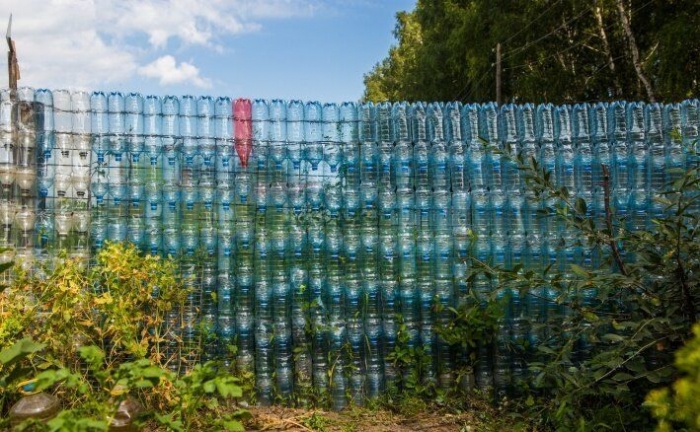 Дачный забор из пластиковых бутылок длиной 50 метров