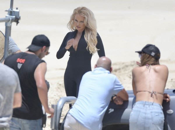 Памела Андерсон вернулась на пляж в облегающем гидрокостюме