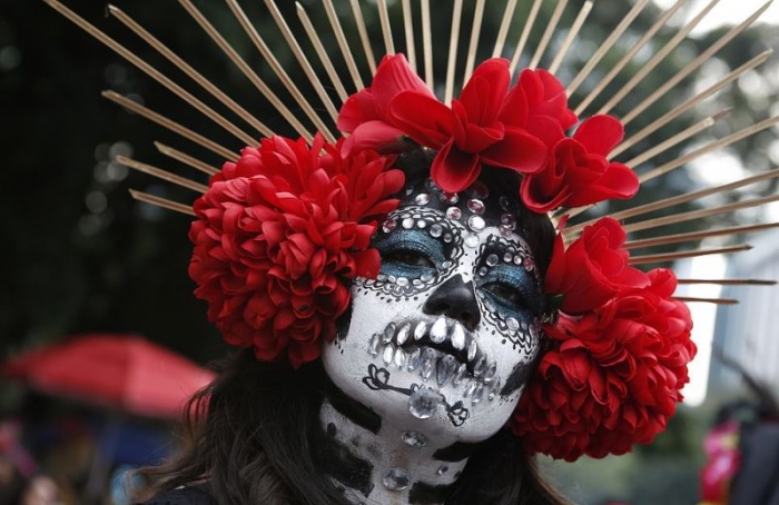 Красочный парад к дню Мертвых с шествием нарядных скелетов