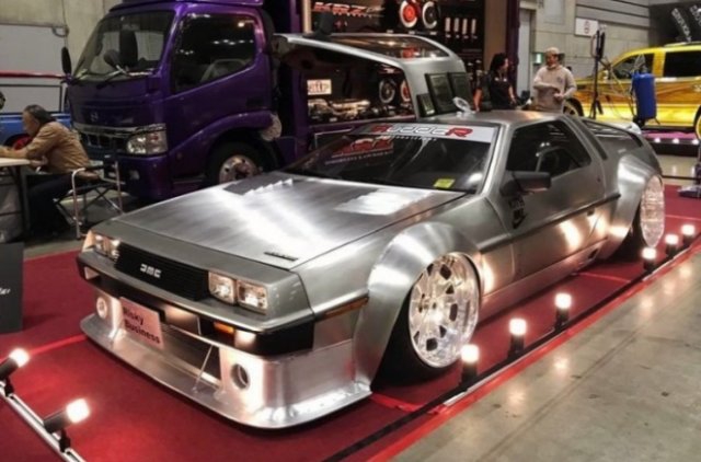    DeLorean DMC-12