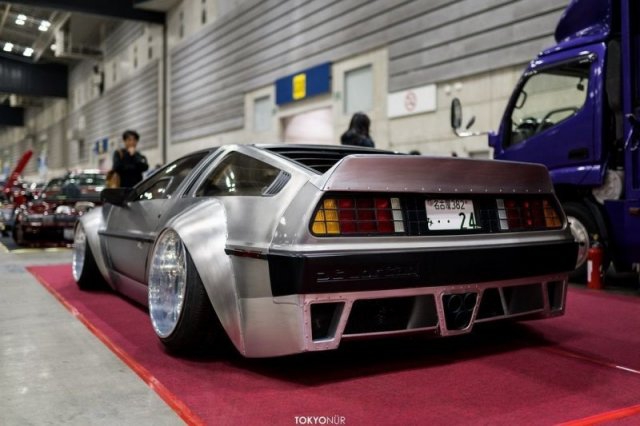    DeLorean DMC-12