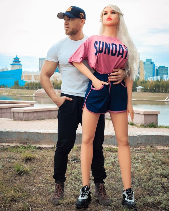 Казахстанский культурист Юрий Толочко решил жениться на секс-кукле
