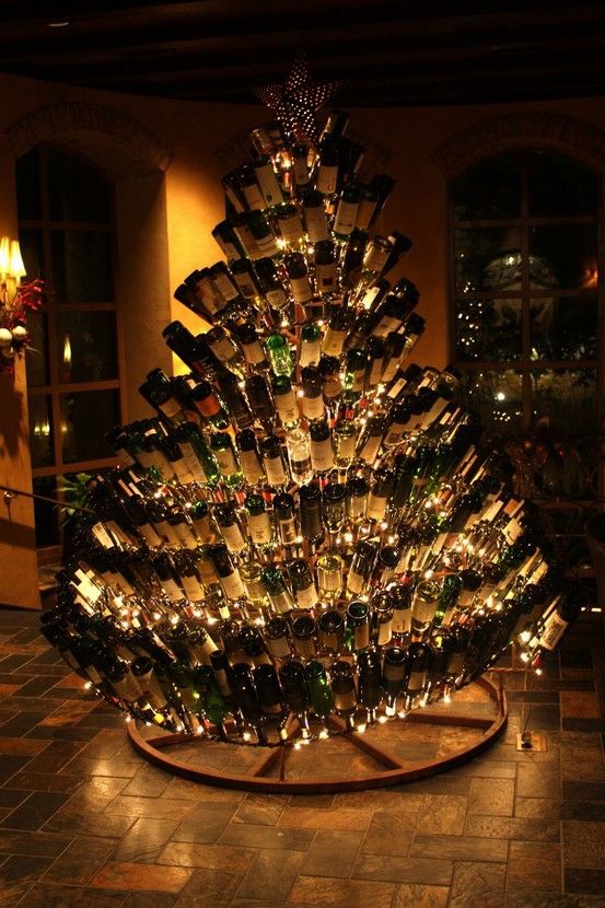 Взрослым на заметку: из пустых винных бутылок получаются отличные новогодние елки