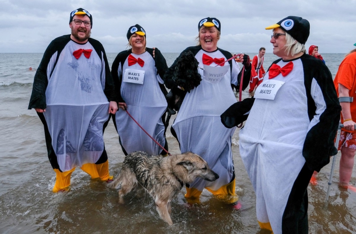 Отважные пловцы окунулись в ледяные воды по всей Британии в День подарков