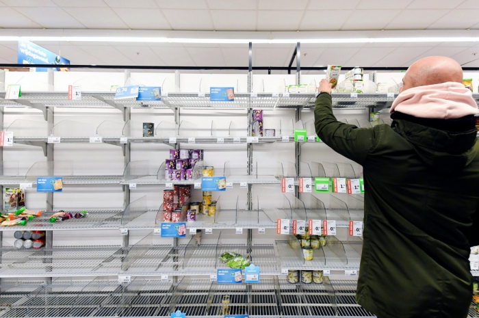 Паника из-за коронавируса: пустые полки европейских магазинов
