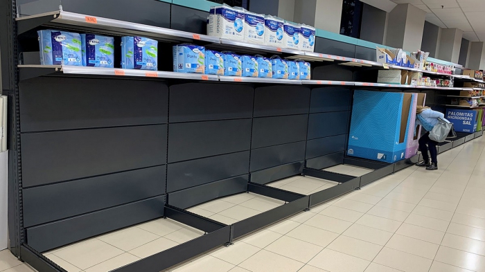 Паника из-за коронавируса: пустые полки европейских магазинов