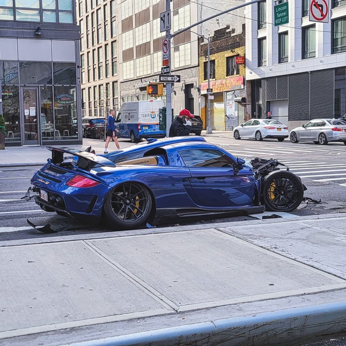 Блогер в неадекватном состоянии разбил новый суперкар на пустой улице в Нью-Йорке