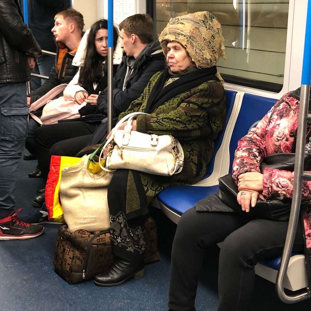 красивые люди в метро