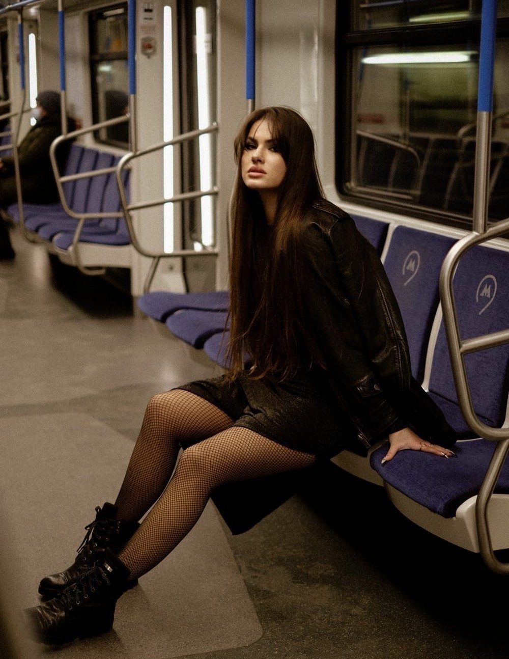 Молодежный метро девушка
