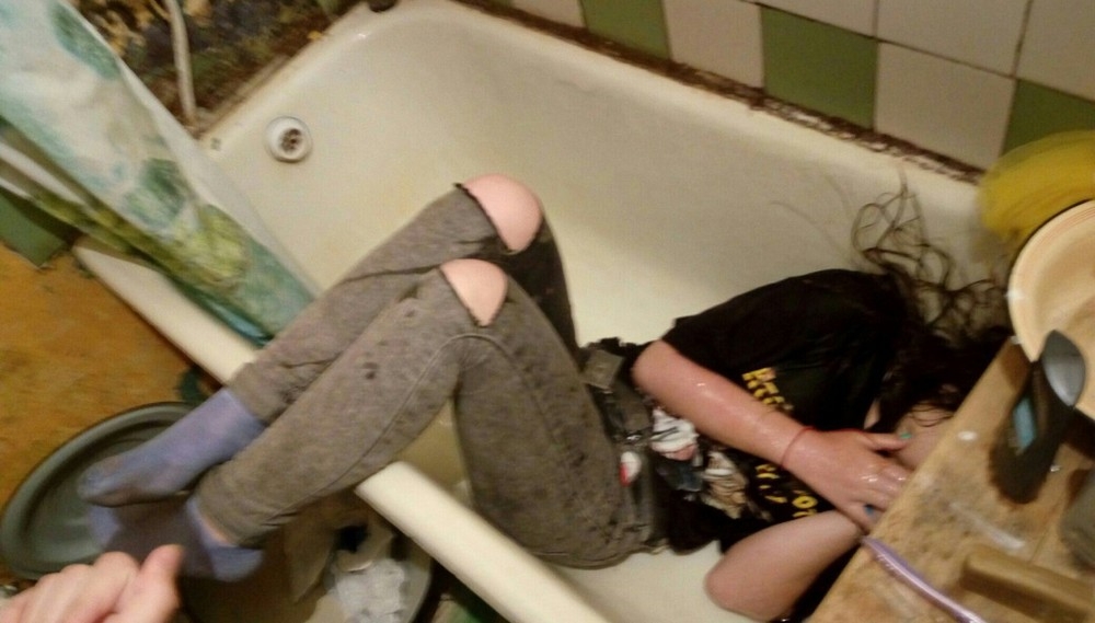 Бухие шкуры. Пьяные девочки в ванной.