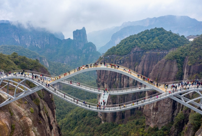 В Китае открылся 100-метровый изгибающийся стеклянный мост