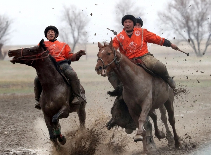 Смешались в кучу кони, люди: соревнования Кок-бору в Киргизии