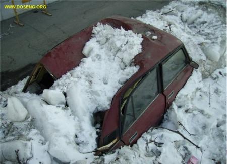 Так чистят снег с крыш в г. Москве рабочие-гастарбайтеры (5 фото)