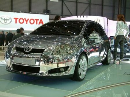 Зеркальный автомобиль Toyota Auris - уникальное зрелище! (2 фото)