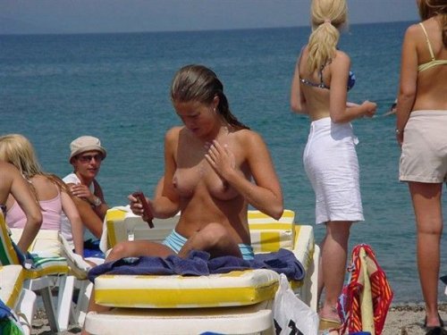 Девушки на пляже топлес (68 фото)