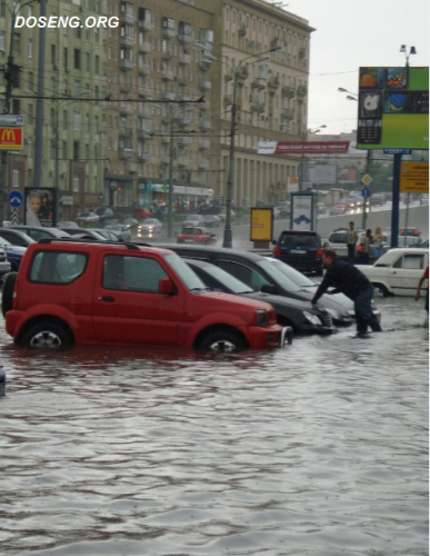 Дождик в центре Москвы (6 фото)