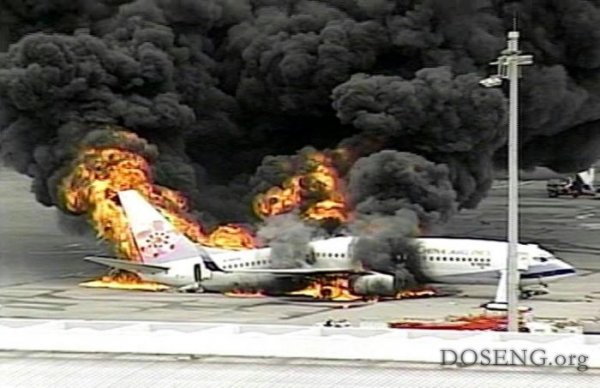 В японском аэропорту сгорел китайский самолет (26 фото + видео)